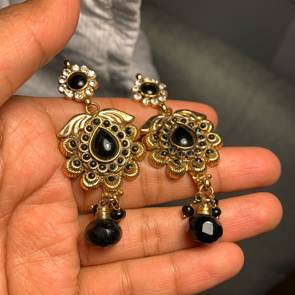 Kundan set Necklace & earrings.